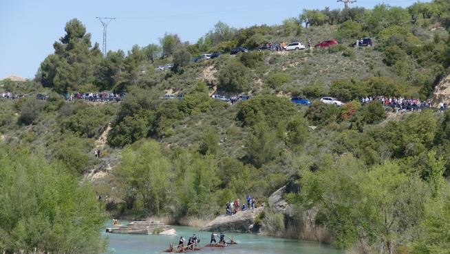 Numeroso público asistió al XV Descenso de Navatas por el río Gállego.