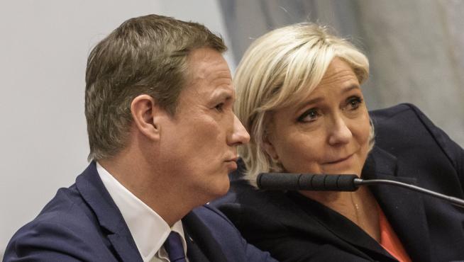 El soberanista eurófobo de la derecha extrema, Nicolas Dupont-Aignan, junto a la candidata de extrema derecha Marine Le Pen.