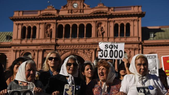 Las Madres de Plaza de Mayo frente a La Casa Rosada durante las conmemoraciones de los 40 años de lucha por los desaparecidos.
