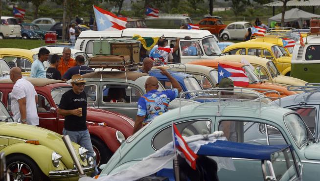 El desfile reunió a 2.491 automóviles antiguos de más de 30 años.