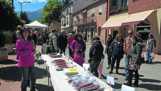 Los visitantes pudieron comprar ayer longaniza de boletus y chorizo de carne de caza.