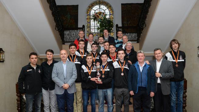 El equipo posa con la directiva del Club Voleibol Teruel en el Ayuntamiento.