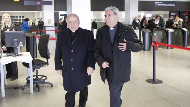 El arzobispo de Zaragoza, Vicente Jiménez, y el vicario general, Manuel Almor, en los juzgados.