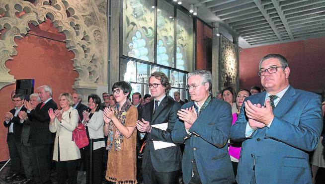 Familiares de Giménez Abad y los representantes institucionales en el homenaje de ayer.