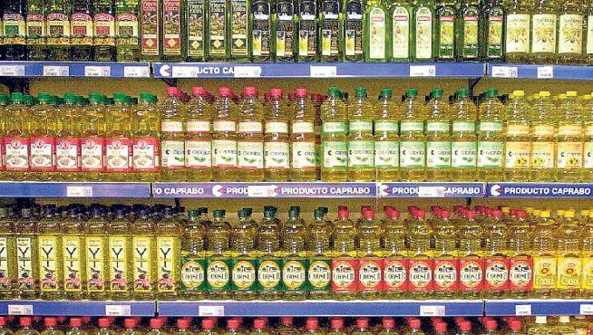 Lineales de un supermercado con una variada oferta de marcas de aceite de oliva.