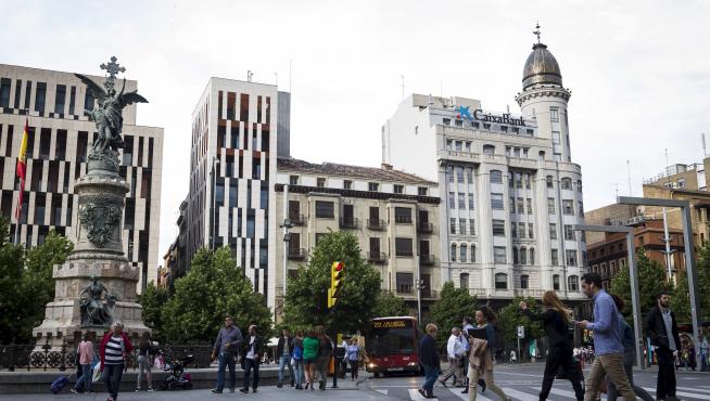 El edificio situado en la plaza de España, entre el antiguo Banco Zaragozano y Puerta Cinegia, ganará dos alturas.