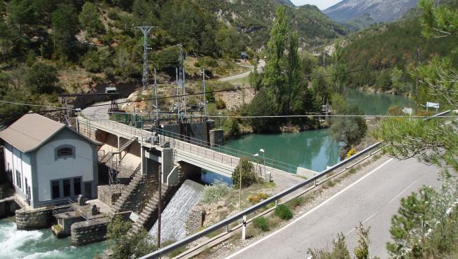 La N-260 a su paso por el puente sobre la presa de Argoné, en el acceso a Senz y Viu.