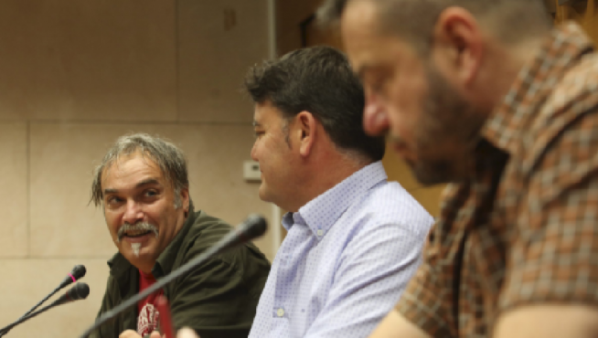 El artista Massimo Burgio, el alcalde de Alcubierre, Álvaro Amador, y el director del CDAN, Juan Guardiola (de izquierda a derecha).
