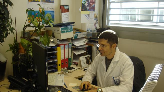 Víctor Sebastián acaba de recibir el premio Marie Sk?odowska-Curie por su trabajo de investigación que desarrolla en el Instituto de Nanociencia de Aragón.
