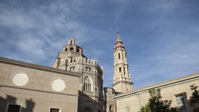 La catedral del Salvador, con su paño mudéjar, vista desde la plaza de San Bruno.