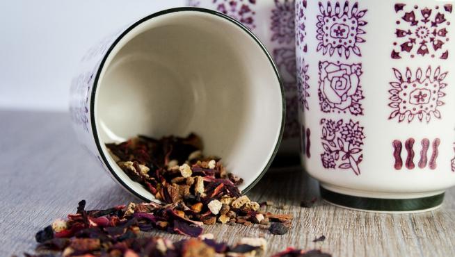 Hojas secas de té listas para cocer y degustar.