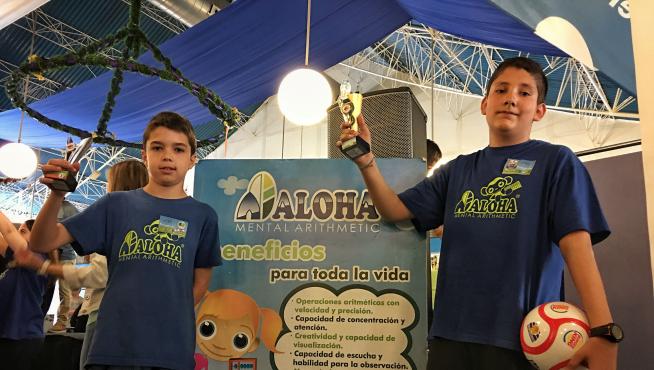 Yeray Moliner y Fernando Otal posan con sus trofeos en el parque de atracciones de Zaragoza.
