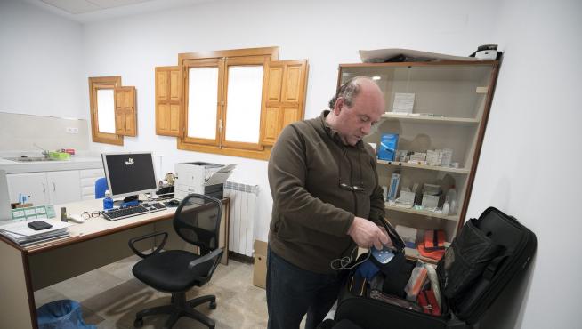 Medio rural. Las plazas de centros de salud del medio rural son las más difíciles de cubrir. Aún así, el médico Juan Antonio Madueño en la foto, de archivo, en la consulta de Celadas es optimista y cree que la avalancha de jubilaciones prevista no obligará a recortar servicios si la Administración "trabaja como es debido".