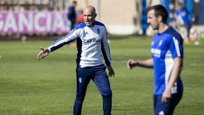 César Láinez da indicaciones al equipo durante un ejercicio, con José Enrique en primer plano.