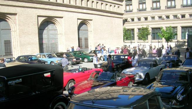 Concentración de vehículos clásicos en la plaza del Pilar de Zaragoza.