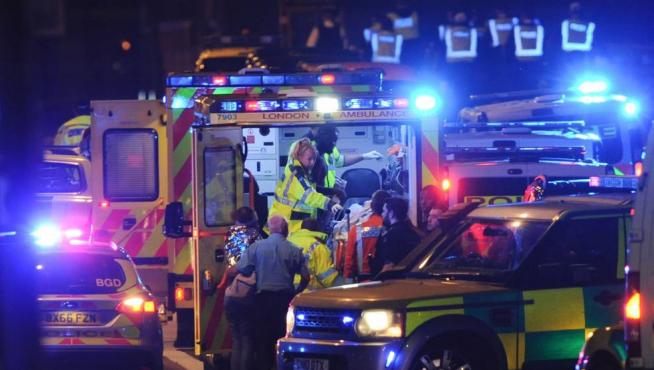 Atención médica a los heridos tras el doble ataque terrorista de este sábado en Londres.