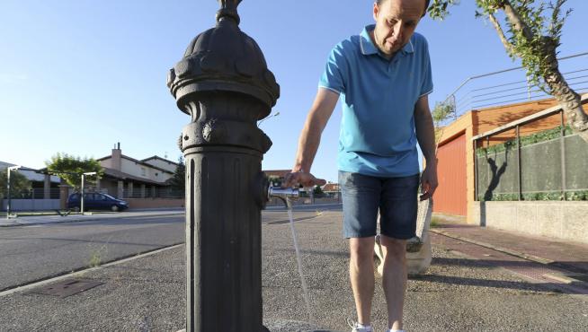 Chimillas, uno de los nuevos usuarios. Los vecinos de Chimillas, a 5 kilómetros de Huesca, han estado varios días sin beber agua del grifo por la presencia de nitritos en niveles superiores a los permitidos. El agua proviene de un manantial y llega al depósito, donde durante un tiempo se mezclará con la de la red oscense, transportada en cisternas, para reducir su presencia, según explicó el alcalde, Juan Manuel Ramiro, en la foto.