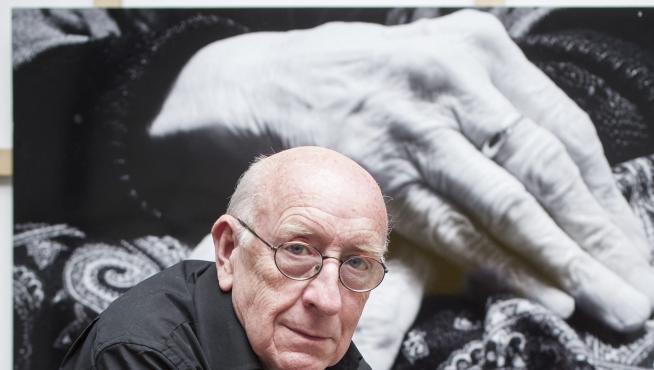 Pedro Avellaned, ante una de sus fotografías, en una exposición en Zaragoza Gráfica.