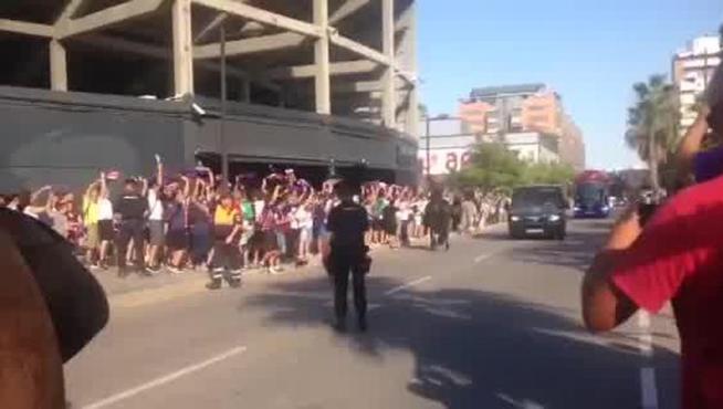 Cientos de personas jalean al Huesca en su llegada al estadio