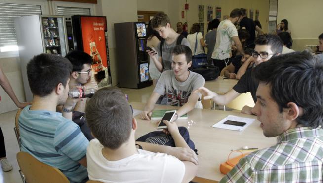 Alumnos en el Campus de Soria durante los momentos previos a la realización de uno de los exámenes de la EBAU.