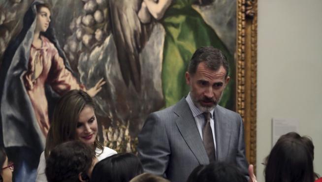Los Reyes en el Prado con los estudiantes