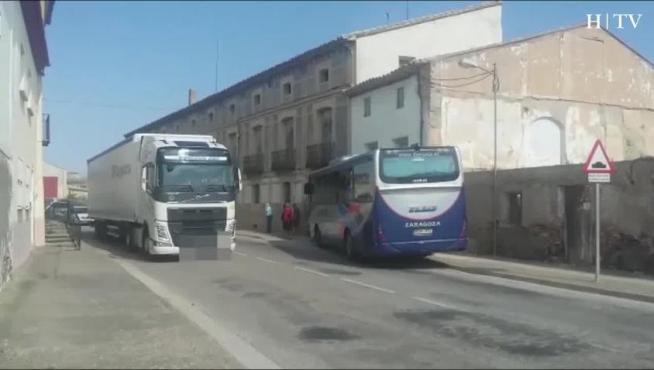 Un autobús se empotra contra una vivienda de Alcubierre