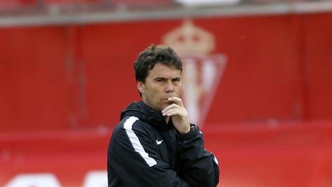 Joan Francesc Ferrer Sicilia 'Rubi', pensativo durante un entrenamiento con el Sporting de Gijón.