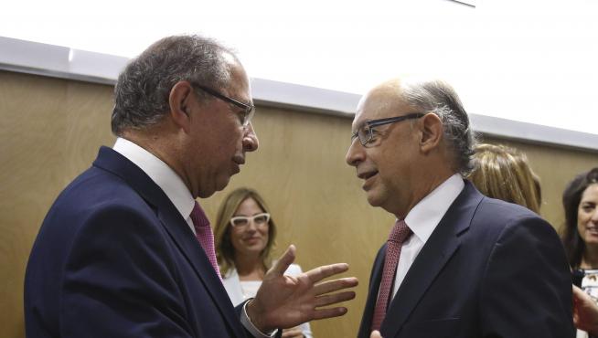 El ministro de Hacienda y Administraciones Públicas, Cristóbal Montoro, saluda al consejero del Gobierno de Aragón, Fernando Gimeno, durante su asistencia al consejo de Política Fiscal y Financiera, este jueves en Madrid.