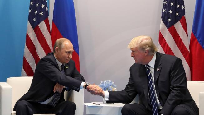 Trump y Putin, estrechándose la mano