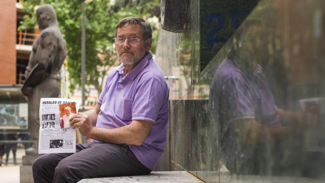 Jesús Argudo, profesor de instituto jubilado, muestra un ejemplar de HERALDO sobre el atentado.