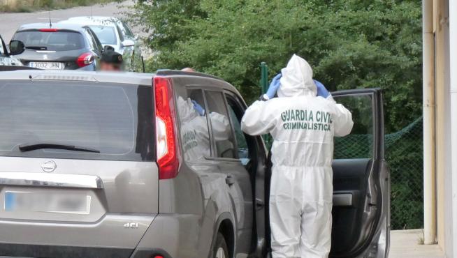 Un agente de la científica se prepara para entrar. La Guardia Civil pasó toda la tarde de ayer en el piso donde se produjo el suceso