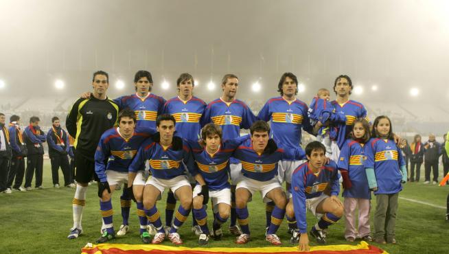 Cani y Arbeloa, en cuclillas, primero y segundo por la izquierda, con Aragón en 2006.