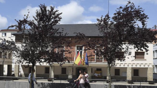 Banderas a media asta en el Ayuntamiento de Sabiñánigo, ayer por la mañana.