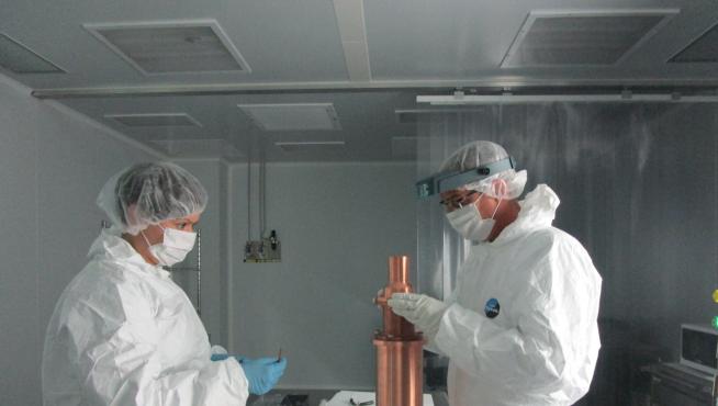 Los investigadores están acabando de calibrar los detectores de ioduro de sodio ultrapuro.