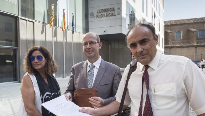 Hace un año. Natalia Cuchi (procuradora), Mariano Tafalla (letrado) y José Mª Guardia (Apprece), en septiembre del año pasado, en la presentación de uno de los recursos.