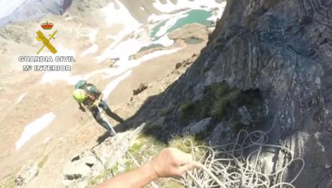 Los especialistas saltaron del helicóptero hasta una zona un poco menos descompuesta, en el rescate del Pico Infierno.