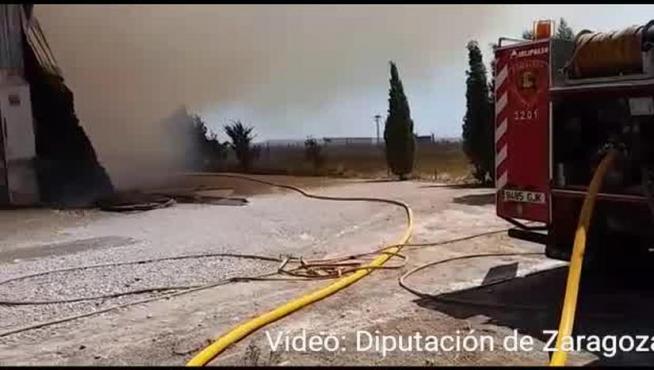 Declarado un incendio en una nave de alfalfa de Tauste