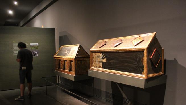 Una colección expuesta en Lérida. Los bienes de Sijena retenidos por la Generalitat forman parte de la colección del Museo de Lérida, como los sarcófagos policromados de prioras del monasterio, en la fotografía.