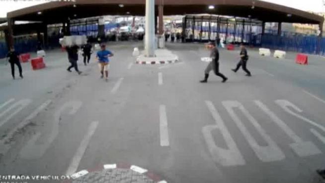 Un hombre armado con un cuchillo hiere a un policía en la frontera de Melilla.