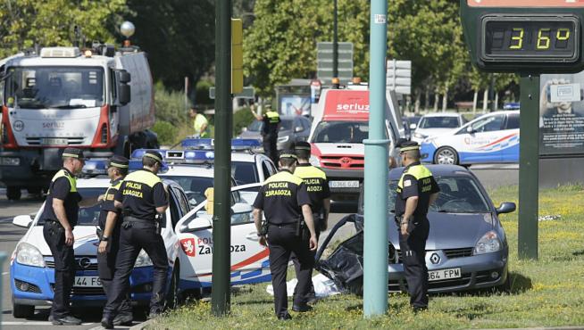 Un muerto y tres heridos en un choque entre dos vehículos junto al puente de La Almozara.