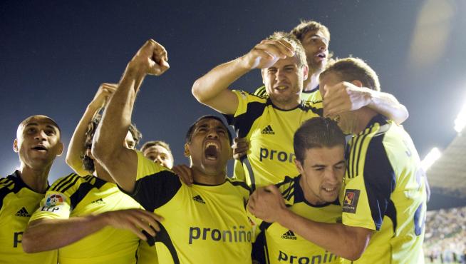 Los jugadores del Zaragoza celebran la permanencia tras ganar al Levante en 2011.