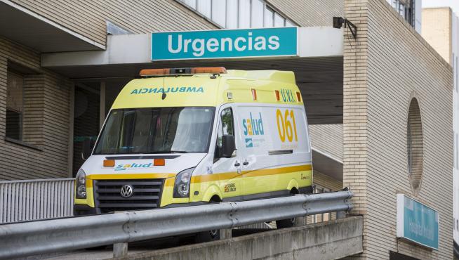 Una ambulancia de transporte sanitario urgente sale del hospital Miguel Servet.