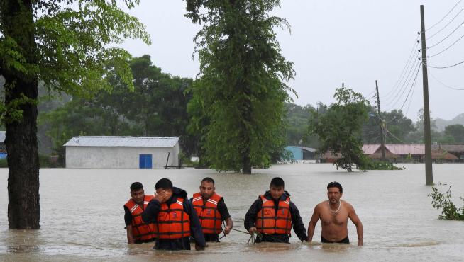 Los servicios de rescate evacuan a un hombre durante las fuertes inundaciones.