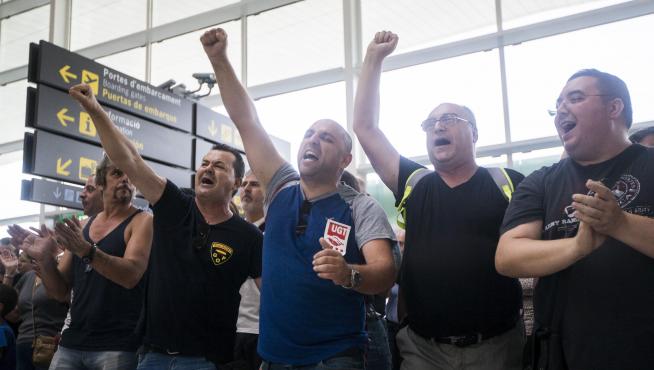 Los trabajadores de Eulen del aeropuerto de Barcelona, durante una jornada de huelga