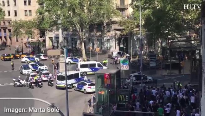 Una furgoneta atropelló este jueves por la tarde a decenas de personas en la Rambla de Barcelona.