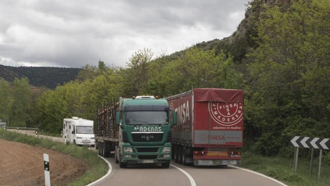 La carretera en el tramo entre Teruel y el límite con Valencia es estrecha para el paso de camiones.