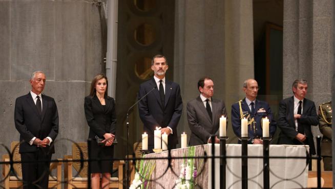 La Sagrada Familia acoge una misa por la paz con los Reyes, Rajoy, su homólogo portugués y Puigdemont