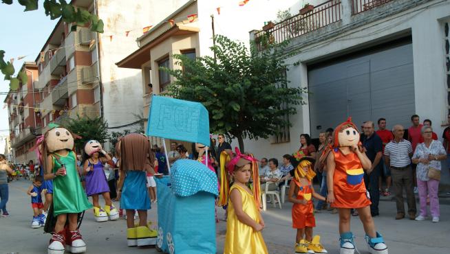 Un grupo de participantes se disfrazó de muñecas con vistosos vestidos y zapatillas.