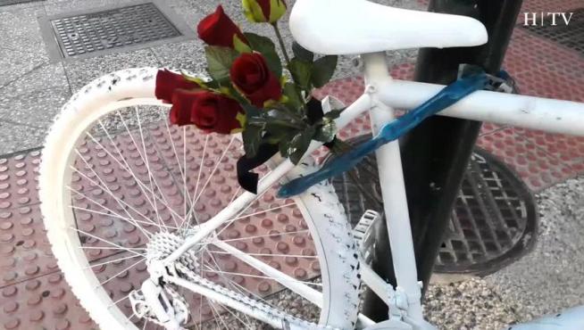 Una bicicleta blanca recuerda al ciclista fallecido en el paseo de María Agustín