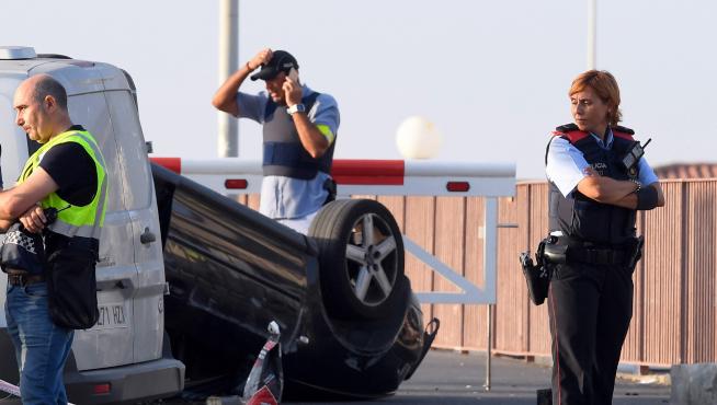 Foto de los mossos ante el Audi A3 volcado de los terroristas en la rotonda del Club Naútico de Cambrils.